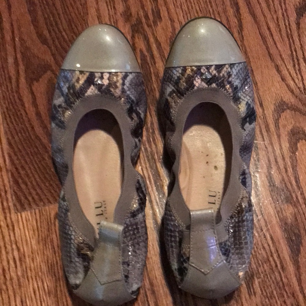 Stretchy-back flats
